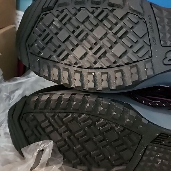 New Balance comp toe slip resistant size 9.5 tried on once - Picture 7 of 8